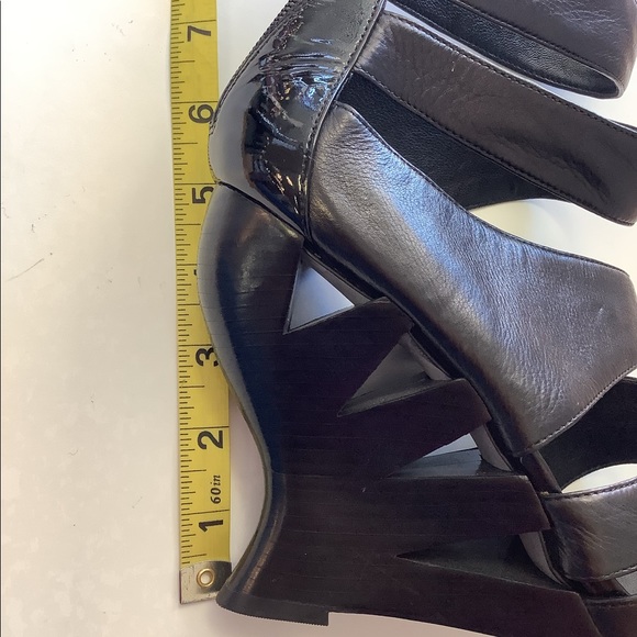 Donald Pliner “Patent Leather Wedge” Shoe - Picture 7 of 7